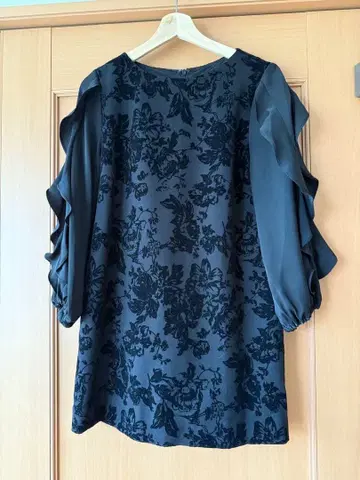 플라워 패턴 프릴 소매 블라우스 블랙