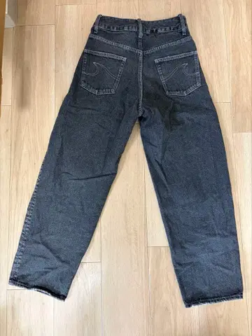 다크 그레이 스트레이트 레그 데님