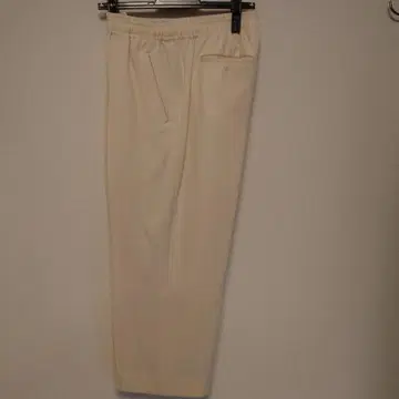 크림색 드로우 스트링 안쪽 원플리츠 슬랙스