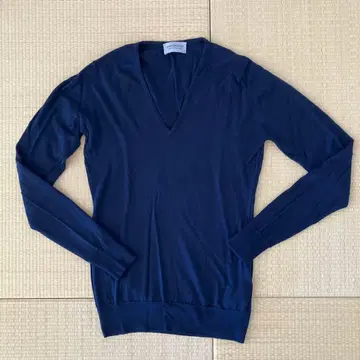 JOHN SMEDLEY 메리노울 V넥 니트