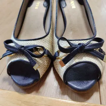 베이지 네이비 오픈토 펌프스