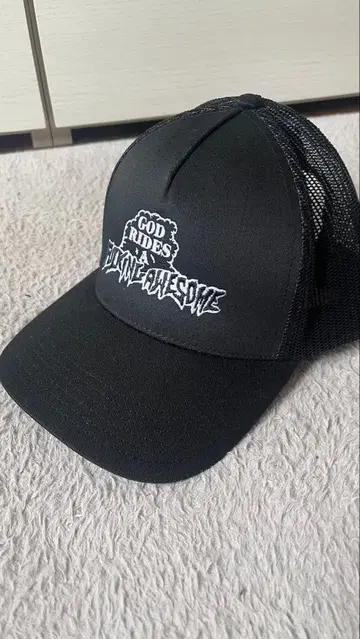 블랙 로고 자수 트래커 캡