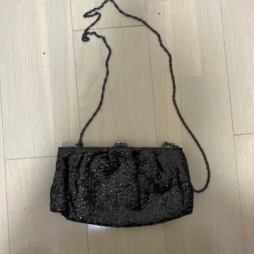 비즈 장식 블랙 클러치백