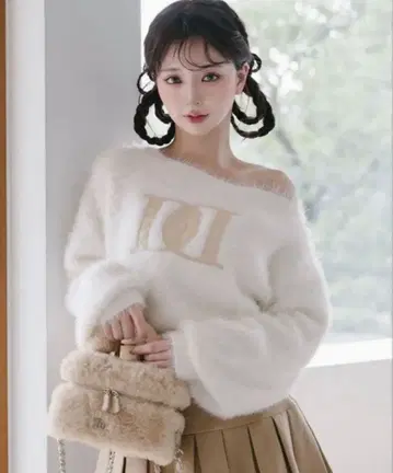 다리치 Darich DD 로고 원숄더 니트탑 화이트