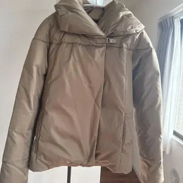 베이지 다운 자켓