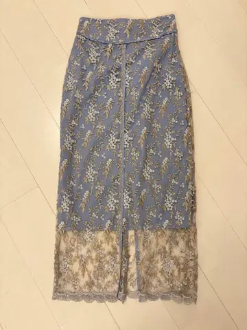 거의 미사용 LILY BROWN 꽃무늬 자수 타이트 스커트