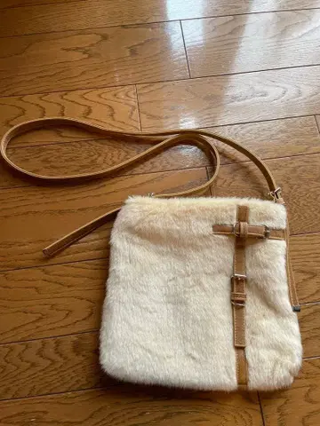 아이보리 퍼 숄더백