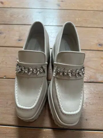 비쥬 포함 화이트 통굽 로퍼 36 사이즈