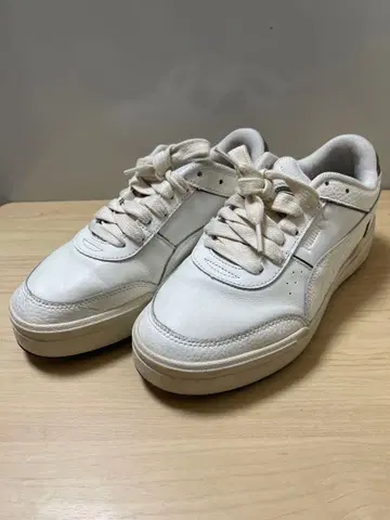 주말 특가 Puma Court 화이트 스니커즈 25cm