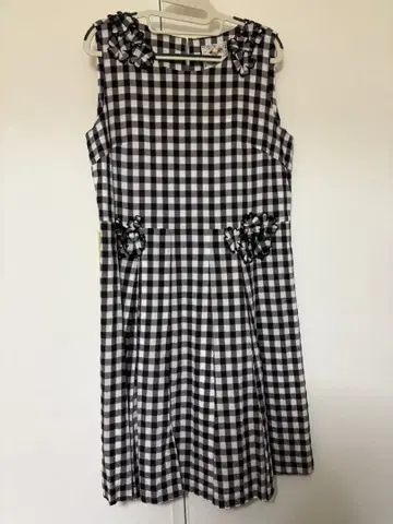 슬리브리스 체크 무늬 원피스