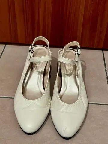 Fizz Reen 화이트 슬링백 펌프스