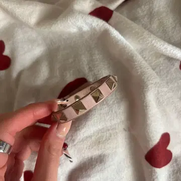 발렌티노 스터드 장식 핑크 가죽 팔찌