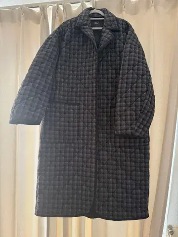 유니클로 C 체크 무늬 퍼프 테크 오버 사이즈 코트