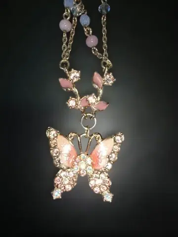 안나수이 나비 목걸이