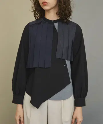 UNITED TOKYO 슬라이드 프론트 플리츠 블라우스