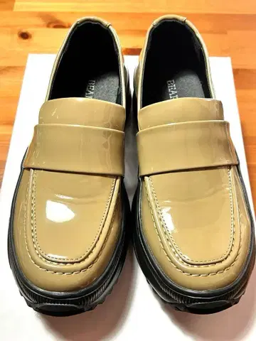 BEARDSLEY 에나멜 로퍼 통굽 24.5cm