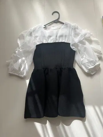 미사용 Rirandture 프릴 소매 플리츠 디자인 상의