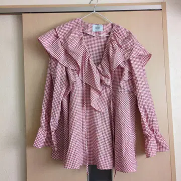 프릴이 달린 빨간색과 화이트 체크 셔츠