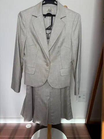 라이트 그레이 정장 세트 자켓과 스커트