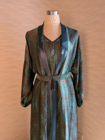 에메랄드 그린의 아라비아풍 롱 원피스