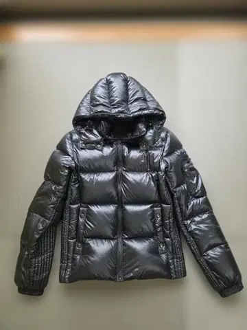 TATRAS 블랙 후드 부착 다운 자켓