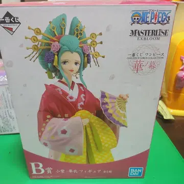 코무라사키 피규어 개봉 후 유리 케이스에 넣어 장식했습니다.