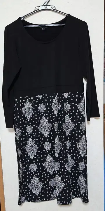 무릎 기장 원피스 긴팔 블랙과 화이트 무늬