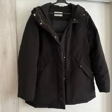 블랙 후드 부착 다운 자켓