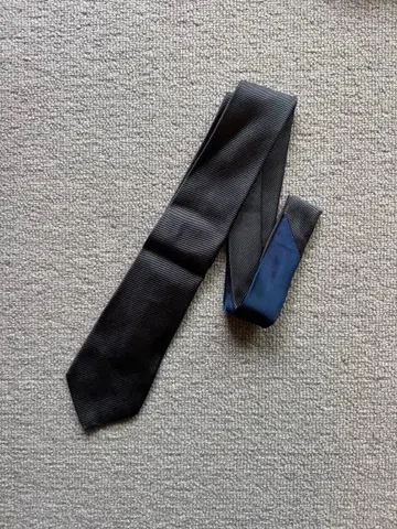 아르마니 넥타이 절개