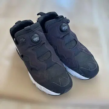 인스타펌프 블랙 스니커즈