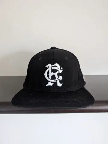 CRIMIE 로고 자수 캡 블랙