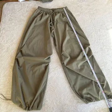 올리브색 워크 팬츠 밑단 밴딩 사양