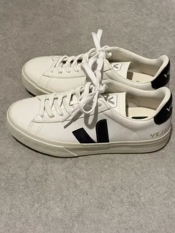 VEJA 화이트/블랙 스니커즈 23cm