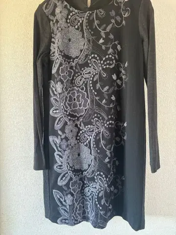 Gabardine K.T 자수 블랙 긴팔 튜닉