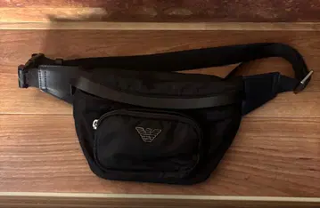 EMPORIO ARMANI 블랙 바디백