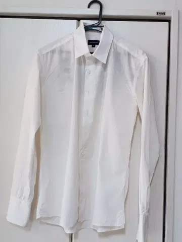 화이트 긴팔 셔츠 자수 디자인