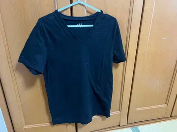 쓰리닷츠 블랙 V넥 T셔츠