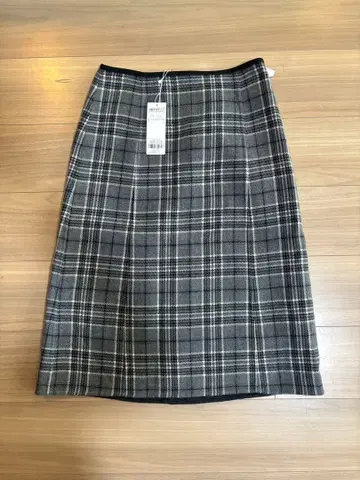 그레이 계열 체크 무릎 기장 스커트