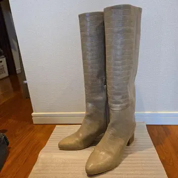 베이지 악어 엠보싱 롱 부츠