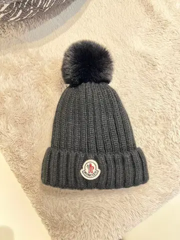 블랙 폼폼 포함 니트 모자