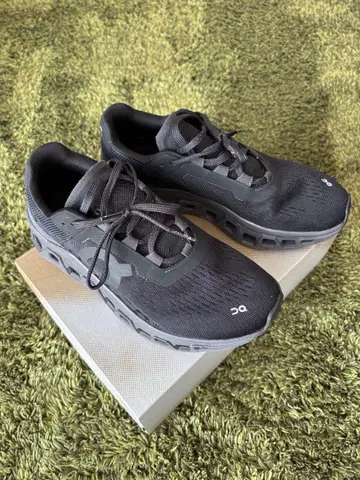 On Cloudstratus 블랙 스니커즈