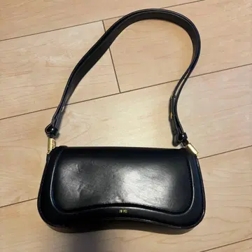 IN PET 블랙 가죽 숄더백