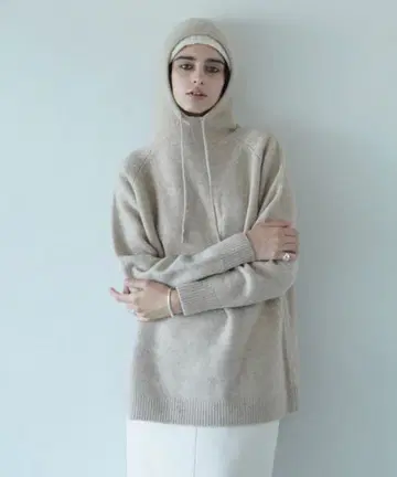 클라네 후드 부착 베이지 니트 스웨터