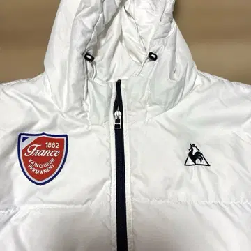 화이트 다운 자켓 후드 부착