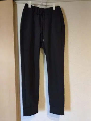 ATTACHMENT 블랙 조거 팬츠