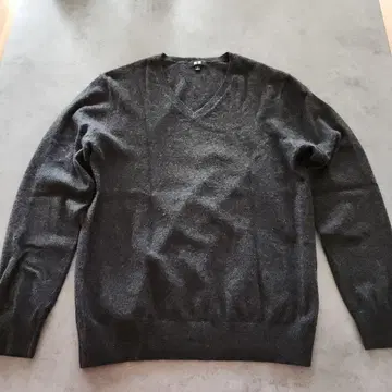 유니클로 캐시미어 V넥 스웨터 M 사이즈 그레이