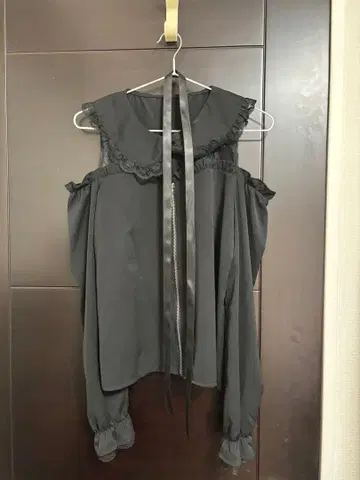 MARS 오프숄더 블라우스 블랙 십자가