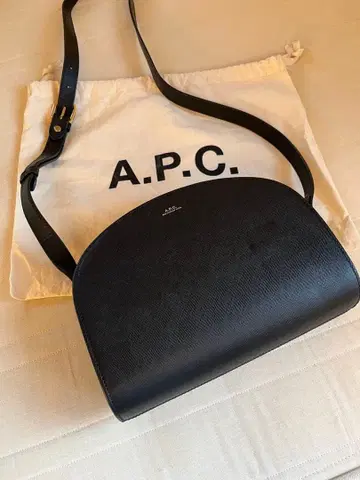 A.P.C. 하프문 블랙 숄더백 수납 가방 포함