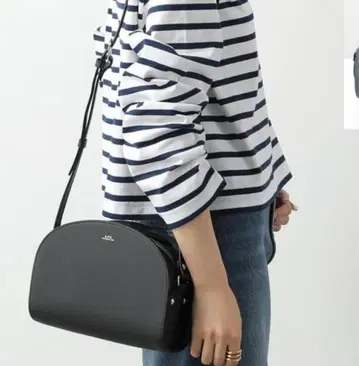 A.P.C. 하프문 블랙 숄더백 수납 가방 포함