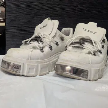 U-Know 통굽 화이트 스니커즈